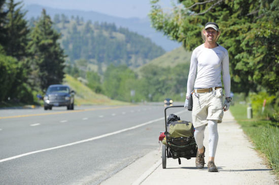 Man rewards kind acts with $100 as he travels across the US